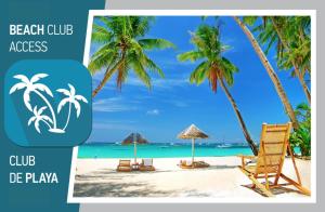 um clube de praia com uma cadeira de praia e palmeiras em TROPICANA SUITES DELUXE BEACH CLUB and POOL - playa LOS CORALES em Punta Cana