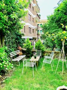 a group of chairs and tables in a yard at La Casetta di San Giovanni in Rome