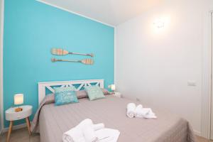 パラーウにあるVilla Cleliaの青い壁のベッドルーム1室