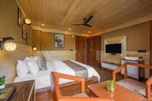 Televiisor ja/või meelelahutuskeskus majutusasutuses The Countryside Retreat I Vacations I Conference I MICE I Family Events I Open Air Terrace I Sky Bonfire I Kufri by Exotic Stays