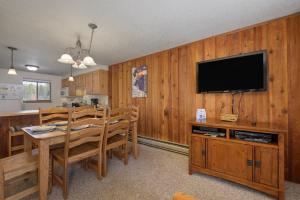 Μια τηλεόραση ή/και κέντρο ψυχαγωγίας στο Beaver Village Unit #0711