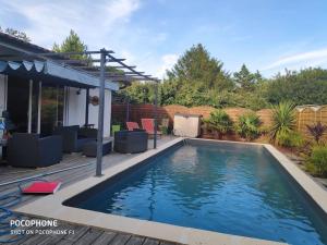 ein Swimmingpool im Hinterhof eines Hauses in der Unterkunft Villa indépendante avec piscine in Arès