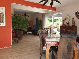 ein Esszimmer mit Tisch und ein Wohnzimmer in der Unterkunft Villa indépendante avec piscine in Arès