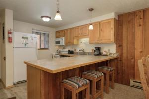 Η κουζίνα ή μικρή κουζίνα στο Beaver Village Unit #0711 +29 φωτογραφίες