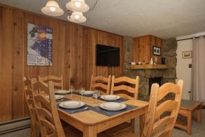 Μια τηλεόραση ή/και κέντρο ψυχαγωγίας στο Beaver Village Unit #0711