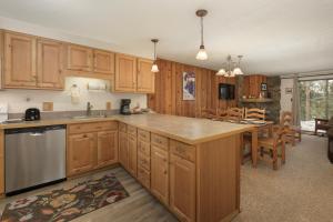 Η κουζίνα ή μικρή κουζίνα στο Beaver Village Unit #0711