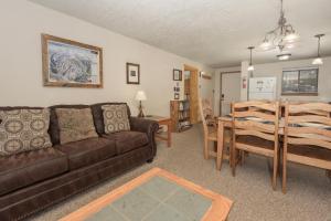 Χώρος καθιστικού στο Beaver Village Unit #0711