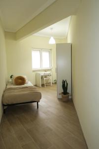 Habitación con cama y espejo. en Lisbon Key Hub - Rooms 1-5 en Lisboa