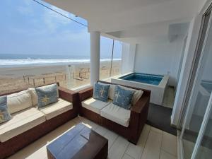 sala de estar con vistas a la playa en 202 Urban Beach, en Lurín