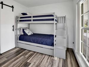 ein Schlafzimmer mit einem Etagenbett mit Leiter in der Unterkunft ELEVATED 1152 - Serene Family friendly 4 bed pool home in Marco Island + 10 Fotos