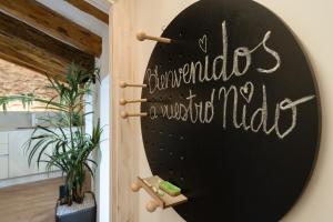 a chalkboard sign on the wall of a room at el Nido 14 in Hospitalet de l'Infant