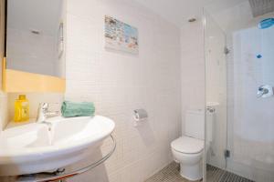 Kúpeľňa v ubytovaní Apartamentos Turisticos CAN CUNILL + 18 fotografií