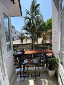 balcón con mesa y 2 sillas en Rose's House Hue en Hue