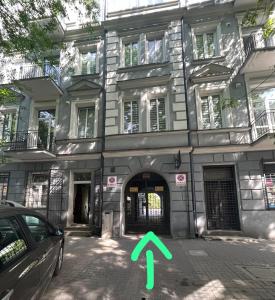 un edificio con una flecha verde delante de él en Apartment Targowa L9 en Lublin