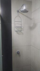 ducha con puerta de cristal y ducha en Suite ICON, en Quito