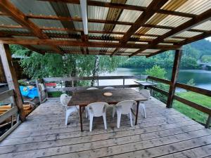 Košické Hámre的住宿－Brand new chalet inside beautiful nature，木甲板配有桌椅