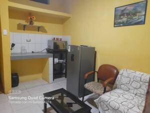 een keuken met een koelkast, een stoel en een tafel bij Kely1 Primer Piso in Lima