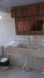 グラマドにあるCasa Jardim de Gramadoの洗面台とトイレ付きのバスルーム +19枚の写真