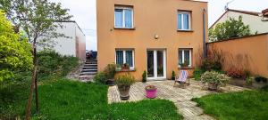 a house with a garden in front of it at LE NID chez Agnès et Théo, proche centre-ville in Reims