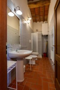 a bathroom with two sinks and two toilets at San Lorenzo Agriturismo in Buonconvento