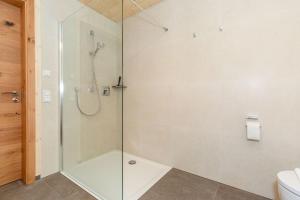 y baño con ducha y puerta de cristal. en Chalet an der Lofer en Reit im Winkl