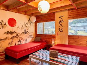 um quarto com duas camas vermelhas e uma pintura na parede em Fain em Lunca Bradului