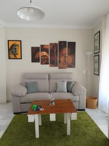a living room with a couch and a coffee table at Plaza Plateros in Jerez de la Frontera