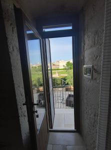 eine offene Tür mit Blick auf einen Balkon in der Unterkunft Tipico Resort in Alberobello