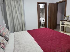 Postel nebo postele na pokoji v ubytování امواج الساحل الشمالي شاليه ارضي غرفتين منهم غرفة ماستر مع حديقة كبيره مباشره علي البول + 11 fotografií