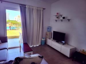 TV a/nebo společenská místnost v ubytování امواج الساحل الشمالي شاليه ارضي غرفتين منهم غرفة ماستر مع حديقة كبيره مباشره علي البول