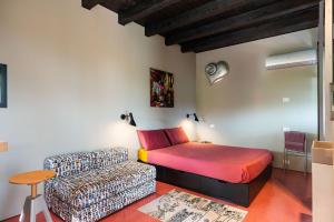 1 dormitorio con 1 cama y 1 sofá en Casa Tamì, en Viagrande