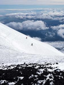 2 personnes sont en train de skier sur une montagne enneigée dans l'établissement Casa Tamì, à Viagrande