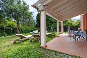 un padiglione con tavoli e sedie su un patio di Casa Conte Picedi Vineyars ad Arcola