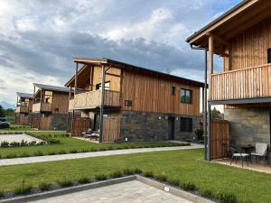 哈拉布希澈的住宿－Apartmán C1 - Slovenský Raj，一排带草地庭院的木结构建筑