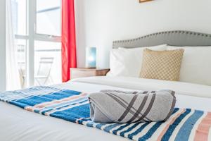1 dormitorio con 1 cama con 2 toallas en Dan Leckie Apartments, en Toronto