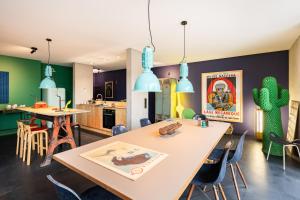 uma cozinha e sala de jantar com mesa e cadeiras em FRIZ Art em Gundelfingen