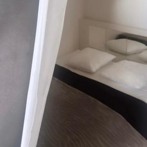 Litera con 2 almohadas blancas en Pulse, en Völs