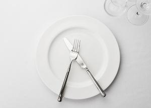 Un plato blanco con un tenedor y un cuchillo. en Pulse, en Völs