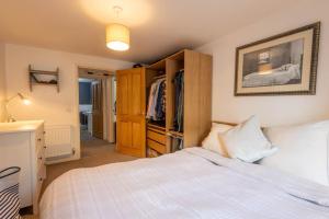 1 dormitorio con cama y armario en Stylish Apartment, Double Bedroom, Fully Equipped en Frome