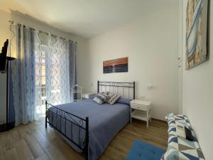 a bedroom with a bed and a window at Suite de la Sicilienne in Castellammare del Golfo