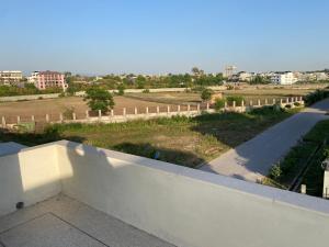 - une vue depuis le toit d'une maison avec une route dans l'établissement Private room, à Islamabad
