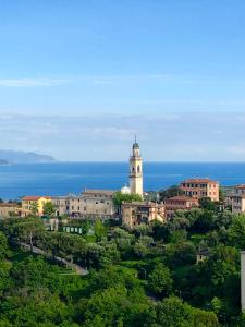 een uitzicht op een stad met een klokkentoren bij La Mansarda di San Lorenzo in Santa Margherita Ligure