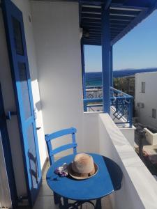 アギオス・イオアニスにあるAnna'sHouseのバルコニーの青いテーブルの上に置かれた帽子