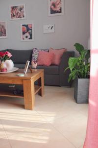 een woonkamer met een bank en een salontafel bij Agis home in Ágios Rókkos