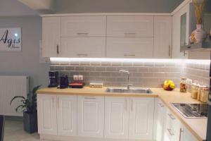 A kitchen or kitchenette at Agis home