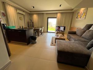 Azha Luxury vacation villa Ain sokhna - families only في العين السخنة: غرفة معيشة مع أريكة وطاولة