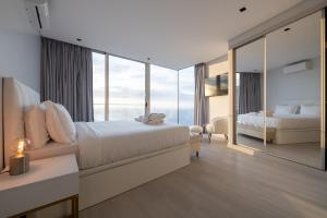 Un dormitorio con una cama grande y una ventana grande. en Villa Pérola, en Calheta