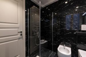 une salle de bain avec toilettes, lavabo et douche dans l'établissement Dolce Vita Apartament, à Florence 17 autres photos
