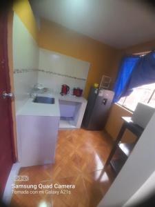 eine kleine Küche mit Spüle und Kühlschrank in der Unterkunft Kely 6 Apartamento 2do Piso in Lima