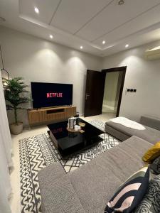 a living room with a couch and a television at شقه بغرفه نوم وصاله in Riyadh